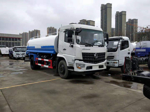 東風(fēng)灑水車 東風(fēng)灑水車