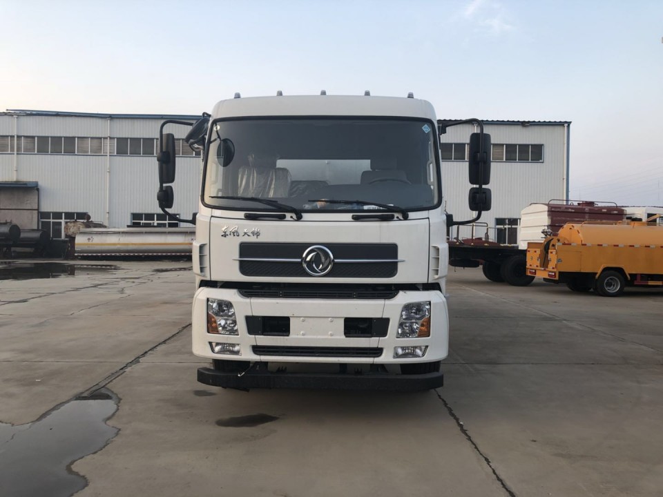 環(huán)衛(wèi)灑水車突然剎車,不是因?yàn)檐噳牧耍緳C(jī)很暖心 環(huán)衛(wèi)灑水車突然剎車,不是因?yàn)檐噳牧耍緳C(jī)很暖心