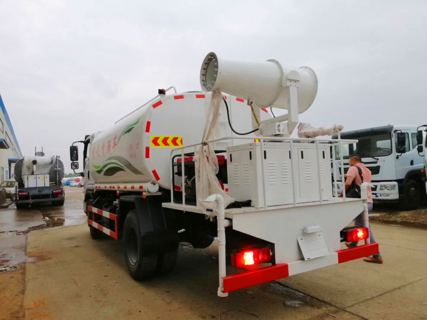 東風145霧炮灑水車廠家 農用灑水車廠家在什么地方 東風145霧炮灑水車廠家 農用灑水車廠家在什么地方