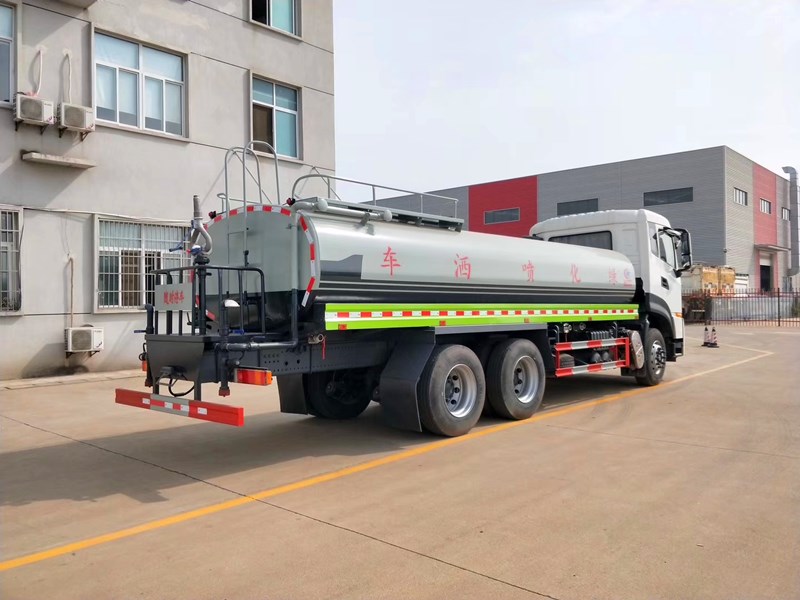 五、國(guó)六東風(fēng)天龍后雙橋20噸灑水車管路系統(tǒng): 由管道、四位三通球閥、直通球閥、過(guò)濾網(wǎng)、出水口(前沖后灑、側(cè)噴;高位側(cè)花灑;后工作平臺(tái),帶綠化灑水高炮)組成。 五、國(guó)六東風(fēng)天龍后雙橋20噸灑水車管路系統(tǒng): 由管道、四位三通球閥、直通球閥、過(guò)濾網(wǎng)、出水口(前沖后灑、側(cè)噴;高位側(cè)花灑;后工作平臺(tái),帶綠化灑水高炮)組成。