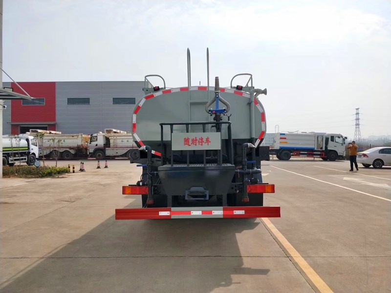 五、國(guó)六東風(fēng)天龍后雙橋20噸灑水車管路系統(tǒng): 由管道、四位三通球閥、直通球閥、過(guò)濾網(wǎng)、出水口(前沖后灑、側(cè)噴;高位側(cè)花灑;后工作平臺(tái),帶綠化灑水高炮)組成。 五、國(guó)六東風(fēng)天龍后雙橋20噸灑水車管路系統(tǒng): 由管道、四位三通球閥、直通球閥、過(guò)濾網(wǎng)、出水口(前沖后灑、側(cè)噴;高位側(cè)花灑;后工作平臺(tái),帶綠化灑水高炮)組成。