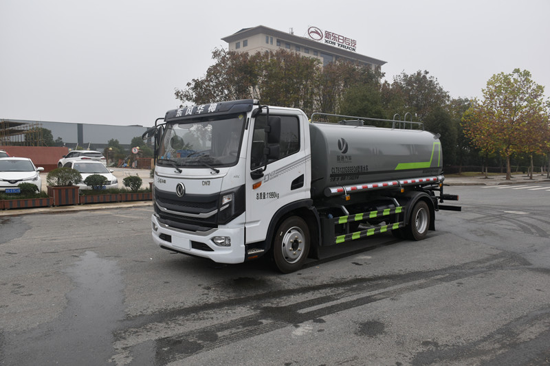 灑水車遇路邊攤-灑水車司機主動把水關掉-隨后攤主的表現讓人感到意外 灑水車遇路邊攤-灑水車司機主動把水關掉-隨后攤主的表現讓人感到意外