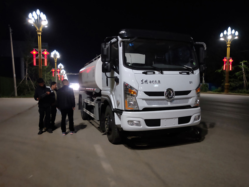 12方灑水車(chē)價(jià)格-12方多少錢(qián)一輛-程力威牌CLW5160GPS6KL型綠化噴灑車(chē)廠家直銷 12方灑水車(chē)價(jià)格-12方多少錢(qián)一輛-程力威牌CLW5160GPS6KL型綠化噴灑車(chē)廠家直銷