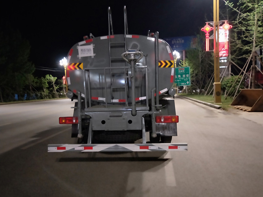 東風(fēng)專底D1國(guó)六12方灑水車 東風(fēng)專底D1國(guó)六12方灑水車