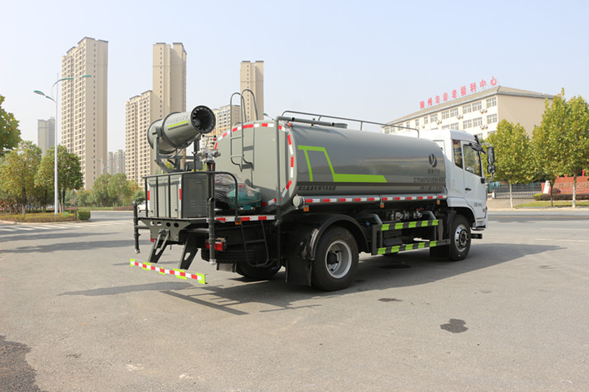 專業的灑水車 專業的灑水車