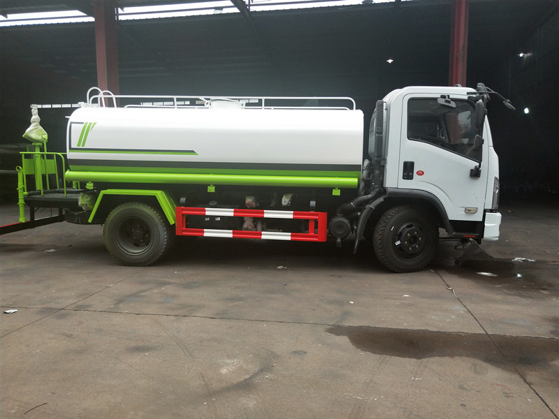 東風(fēng)灑水車 東風(fēng)灑水車