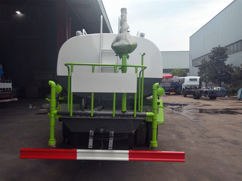 東風(fēng)灑水車 東風(fēng)灑水車